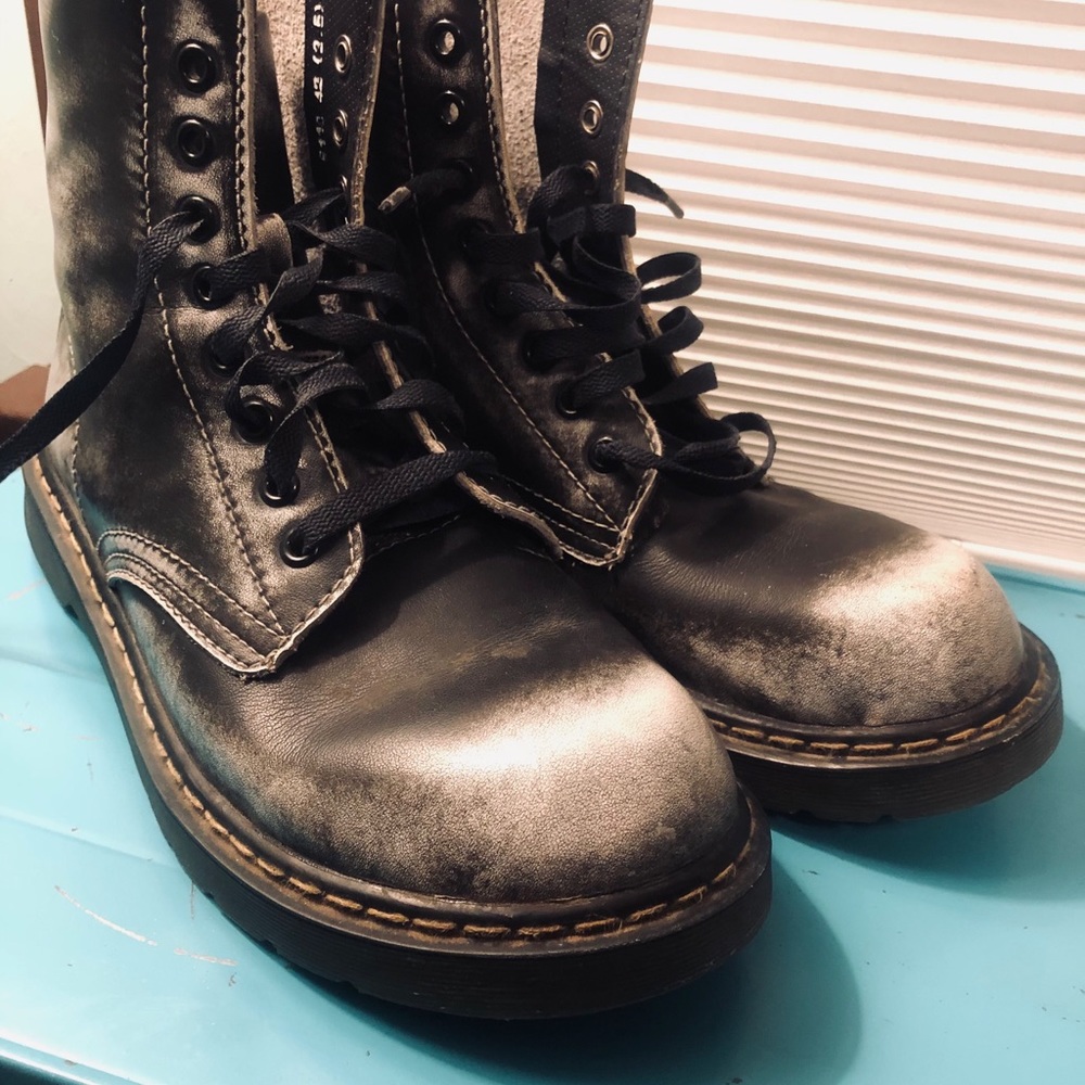 Dr Martens - Size 10 Men. - Picture 4 of 4